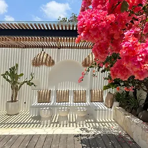 https://the-young-villas-uluwatu.hotelsseminyak.net