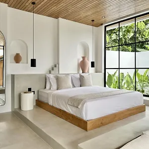 https://the-suites-by-the-young-villas.hotelsseminyak.net
